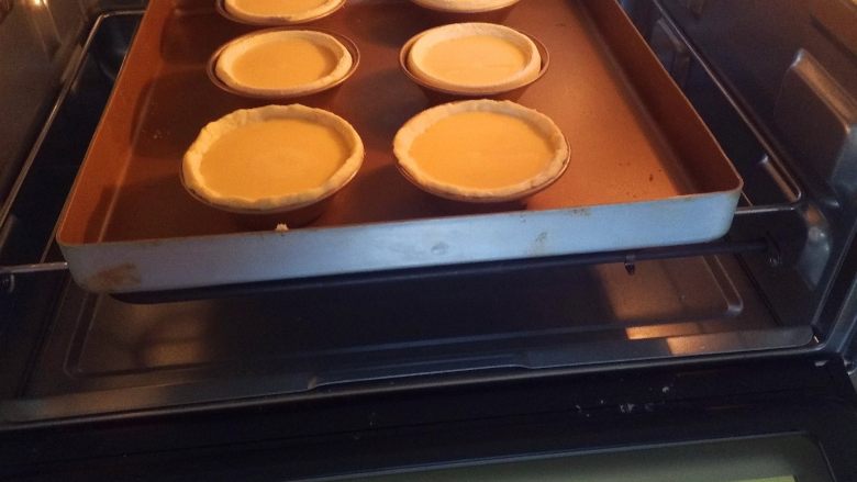 原味蛋挞布丁,把蛋挞液倒入模具里8分满。烤箱预热5分钟200度，然后把蛋挞放入烤箱里，上下管200度20分钟。

