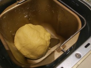   红豆吐司包,启动发酵功能，让面团发到两倍大左右。时间大约30分钟。（天气热的情况下）
