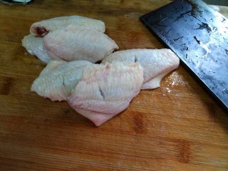 健康美味的无烟烧烤 - 坤博砂锅烤鸡翅,把鸡中翅洗净，在背上划几刀。（放便腌制时入味）