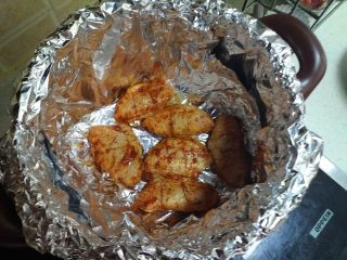 健康美味的无烟烧烤 - 坤博砂锅烤鸡翅,把腌制好的鸡中翅放在锡纸上。