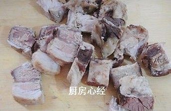 咖喱牛肉饭,一定等牛腩自然冷却后再切块。