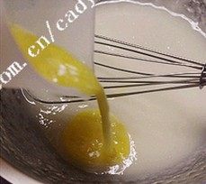 花生椰蓉小酥,逐渐加入打散的鸡蛋液，然后搅拌均匀