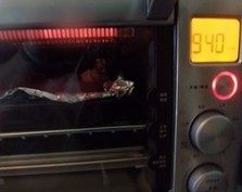 烤叉烧排骨,再放进烤箱中层，按下“烧烤”功能，再烤10分钟