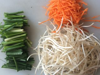 坝上名吃-炒莜面鱼,准备配菜。胡萝卜擦丝，韭菜切段。