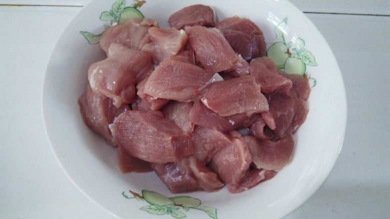 香酥猪肉蓉——宝宝辅食,里脊肉去除筋膜，切成2-3厘米方块