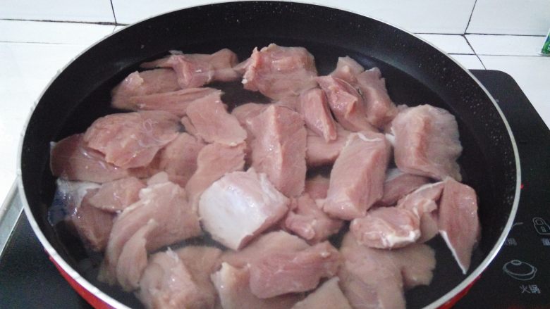 香酥猪肉蓉——宝宝辅食,烧热水把肉块灼水
