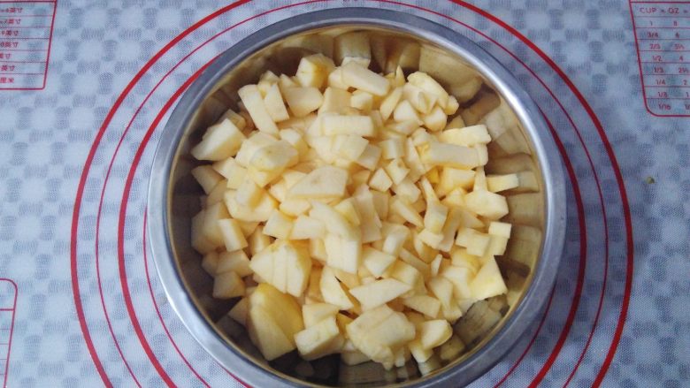自制苹果酱,苹果切成小块的苹果丁，放入干净的盆里