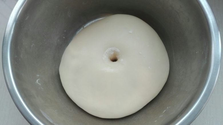 奶香蜜豆小土司,室温发酵至手指戳洞不回缩不塌陷即可