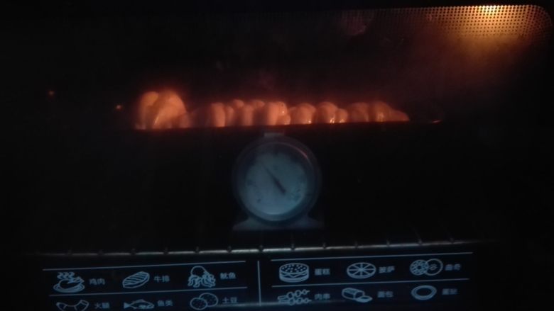 奶香蜜豆小土司,烤箱预热，中下层180度28分钟（温度根据自家烤箱实际温度操作）