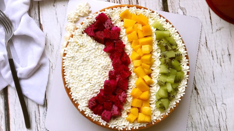 鱼之恋芝士蛋糕,空白处放上各种颜色的水果。