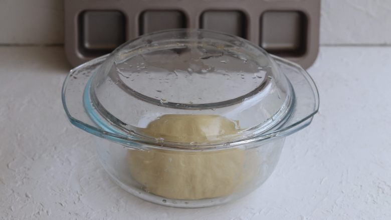 方形小餐包,今天很热，在35度左右，常温发酵面包最合适不过，