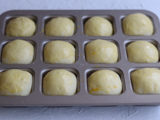 方形小餐包,也是常温发酵至25分左右就够了，涂抹上蛋黄液。