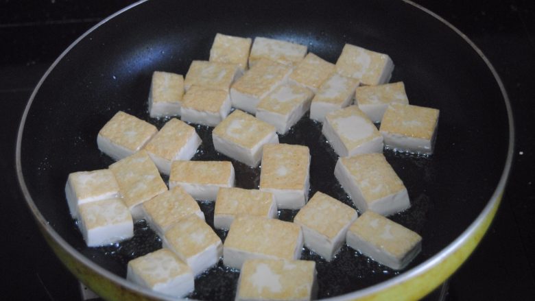 鸡枞菇烧豆腐,翻面，把另一面也煎至金黄，捞出备用