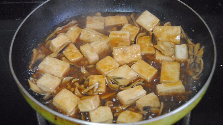 鸡枞菇烧豆腐,倒入锅内，翻匀后收汁