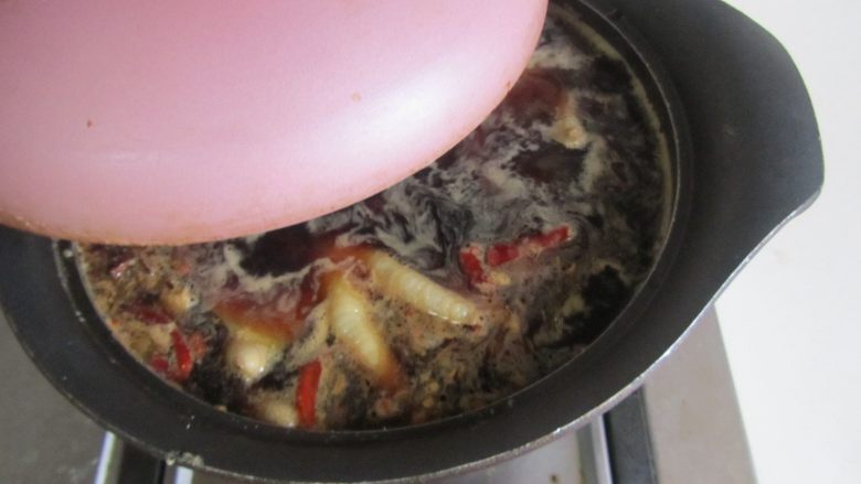 香卤凤爪,转为小火，加盖炖煮20分钟；