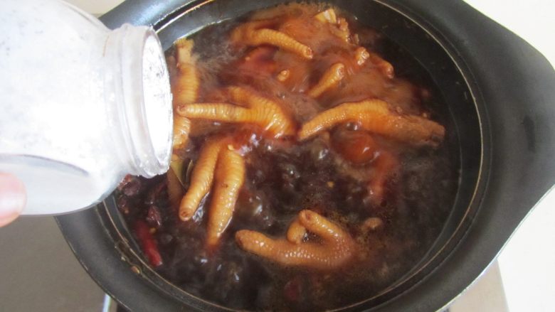 香卤凤爪,再放入适量的盐， 继续炖煮三分钟关火，在卤水中浸泡1个小时以上。