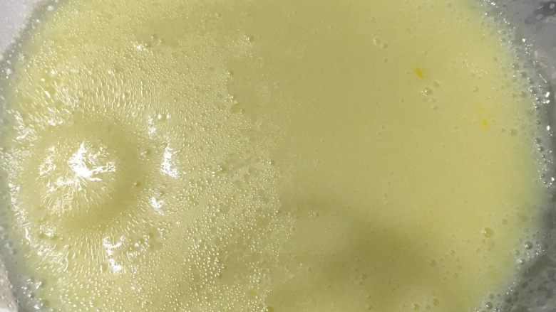 清柠酒香之海绵蛋糕,牛奶和油一同加入提前腌制好的柠檬皮屑里，速度搅拌均匀成乳化状。「混合」