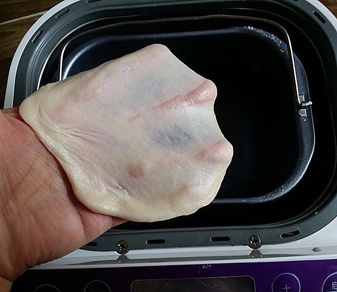 紫薯栗子酥,揉至可出薄膜即可，搓圆盖膜放冰箱松驰1小时