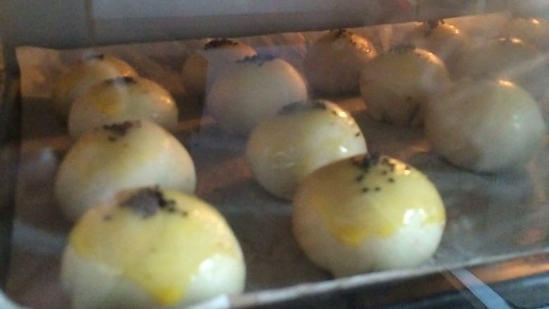 蛋黄酥,烤箱预热，180度25分钟左右，上色满意即可。