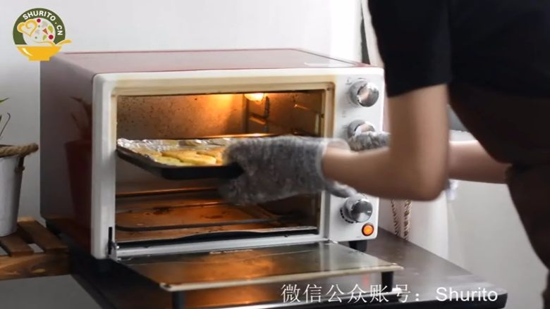 芝士 土豆马卡龙,烤箱调上下火220摄氏度烤15分钟