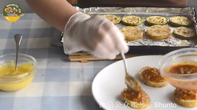 芝士 土豆马卡龙,烤好的土豆片摆在盘子里，勺一勺罗马肉酱放在土豆片上