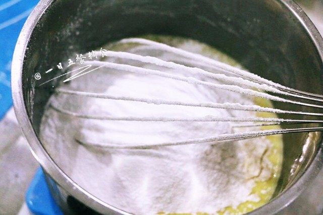 奶黄包,面粉，澄粉，奶粉混合后过筛搅拌均匀。