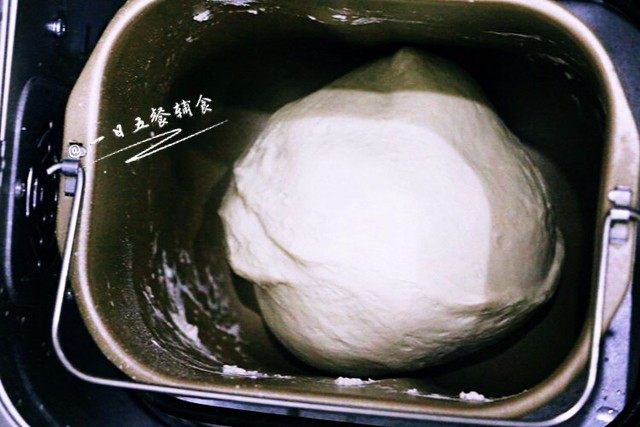 奶黄包,奶黄包的步骤：
上面包子材料全部混合，将面絮揉成“三光”的面团，即面光、盘光、手光。刚开始时觉得面团稍微粘的话不要随便加粉，揉一会自然不粘手