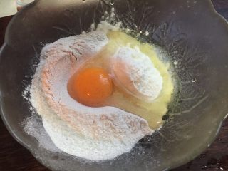 三文鱼褐麦饼,加入一个鸡蛋和适量清水搅匀