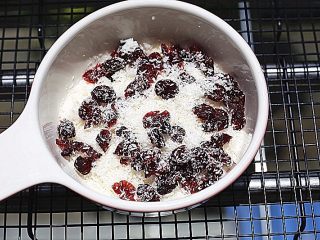 蔓越莓椰蓉小面包,再加椰蓉、蔓越莓，混合均匀，入冰箱冷藏备用