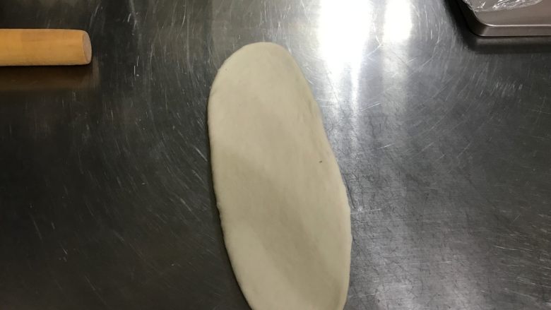 原味贝果 金枪鱼贝果,用擀面杖将面团擀成椭圆形的饼状