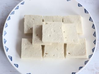 香辣豆腐,豆腐切小块，我用的是北豆腐。