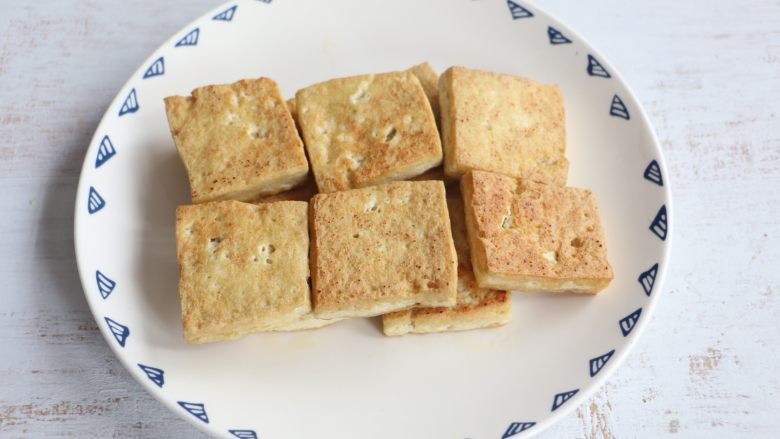 香辣豆腐,直至两面全部煎成金黄，盛出备用。