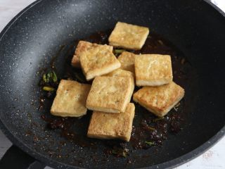香辣豆腐,放入煎好的豆腐块翻炒。