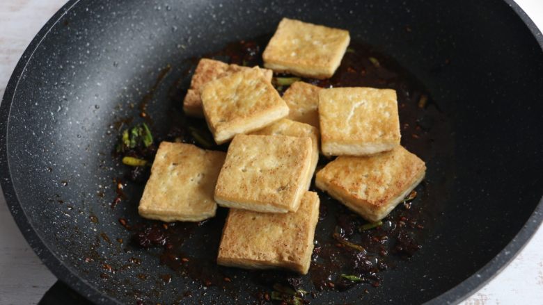 香辣豆腐,放入煎好的豆腐块翻炒。