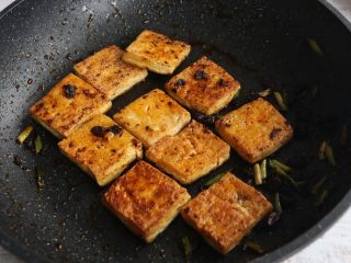 香辣豆腐,翻炒至豆腐充分裹上香辣酱。