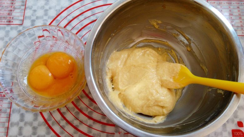 8寸戚风, 分3次加入蛋黄，拌匀后再加入另外一个蛋黄