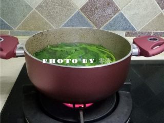 菠菜汤粑粑,煮锅加入适量清水，调入适量盐，植物油烧开；放入菠菜焯水；