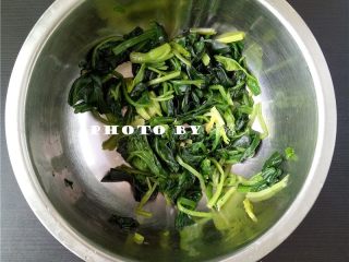 菠菜汤粑粑,将菠菜捞出，挤干水分；