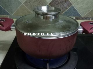 菠菜汤粑粑,煮锅倒入适量清水，烧开，转小火；