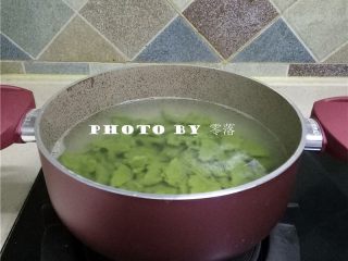 菠菜汤粑粑,将菠菜面团扯进锅里；面团扯完后，转大火将汤粑粑煮熟；