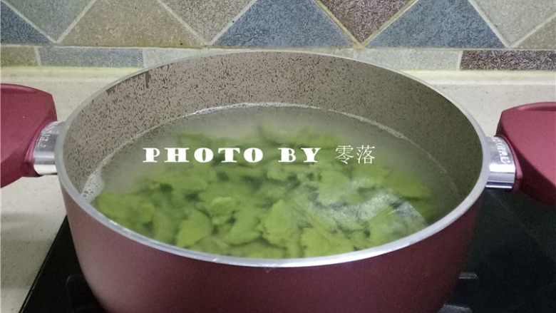 菠菜汤粑粑,将菠菜面团扯进锅里；面团扯完后，转大火将汤粑粑煮熟；