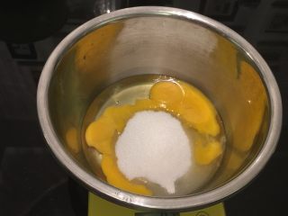 可露丽一一天使之铃,全蛋＋蛋黄＋砂糖，打发至发白