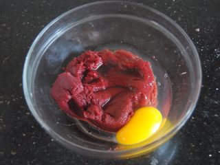 莓好时光闪电泡芙,倒出大碗，放入鸡蛋，第一次我直接磕入一个鸡蛋，第二个鸡蛋分三次加入
