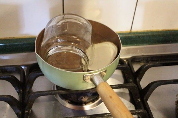 腌渍花椰菜,同时将玻璃瓶置热水煮滚1-2分钟后取出备用。