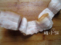 宝塔扣肉,用小刀沿着每一条边切出厚约3-4毫米的肉片~连接处不切断