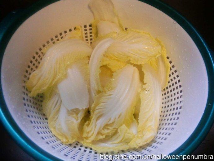 珠玉白菜（平民版开水白菜）,白菜叶一片片掰下来洗净。切去根部