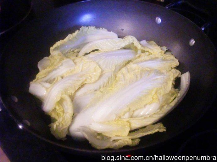 珠玉白菜（平民版开水白菜）,坐一锅热水。水中加一勺盐。水开后放入白菜叶子