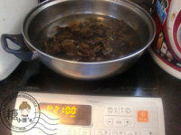 泡椒拌木耳,沸水下锅将木耳焯3-5分钟