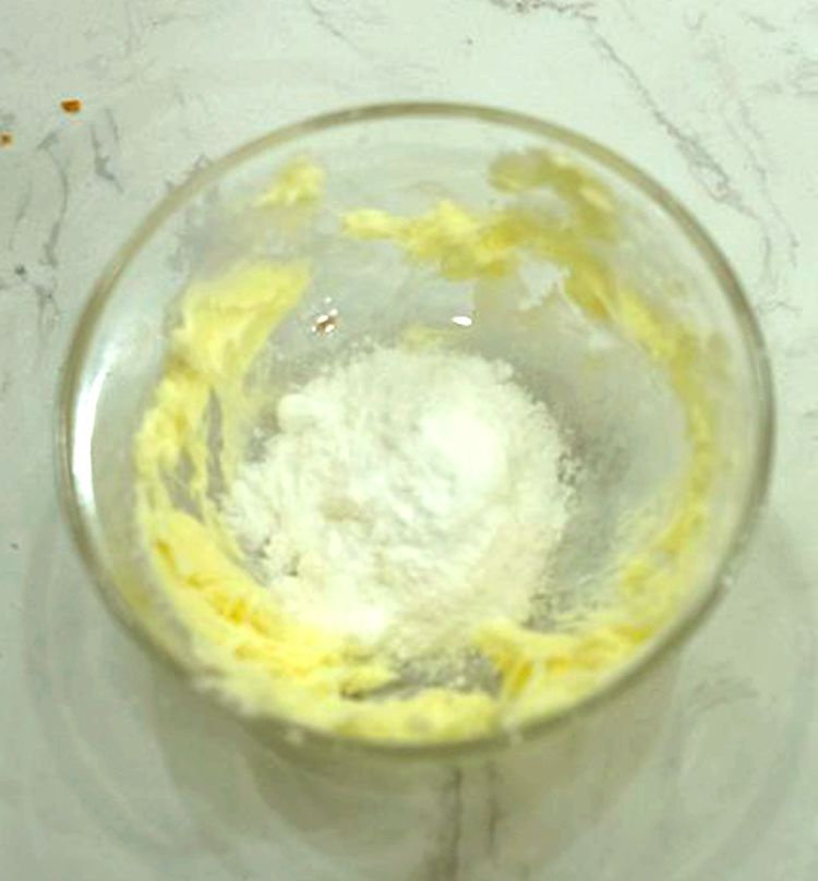 牛粒（台式马卡龙）,用打蛋器打散，加入糖粉（8g)打至均匀即可。
