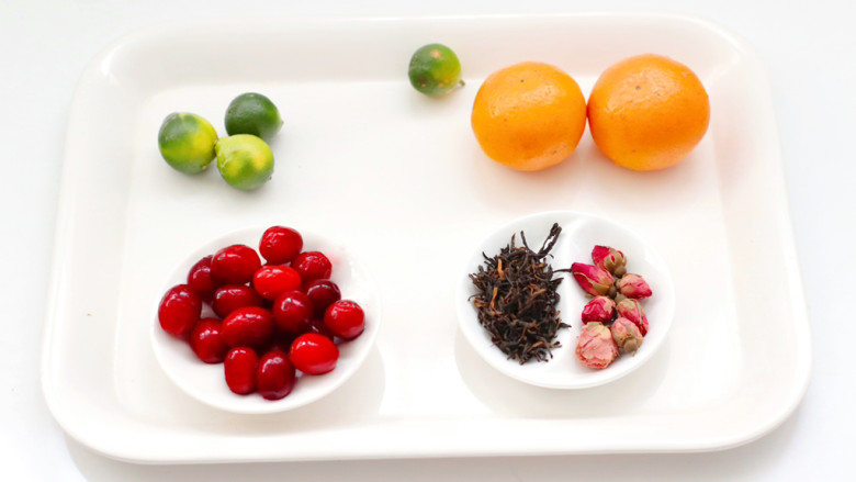 蔓越莓沃柑冷萃果茶,首先备齐所有的食材。